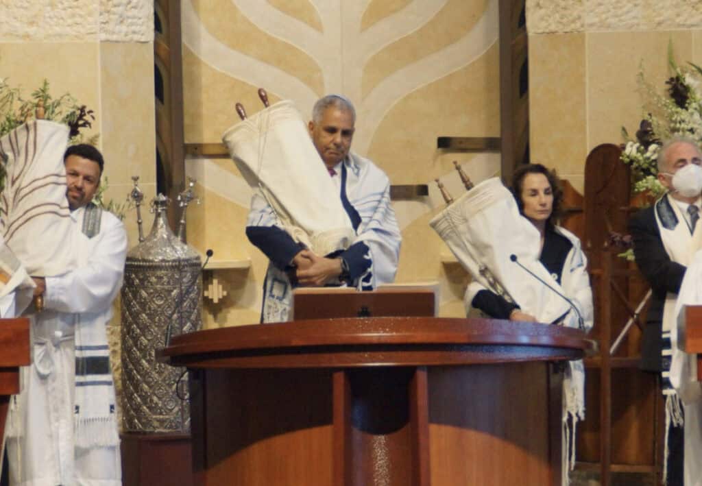 Rabbi Nevarez and congregants present the Torah on the bimah during High Holy Days services